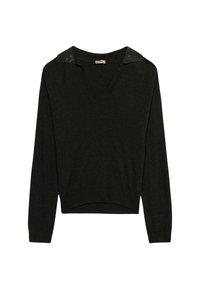 Schwarzer gestrickter Pullover mit V-Ausschnitt und langen Ärmeln, ausgestattet mit einem strukturierten schwarzen Kragen. Der Stoff wirkt weich und leicht dehnbar.