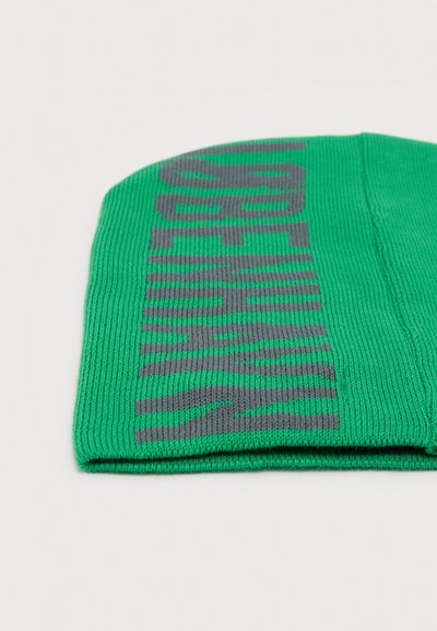 Πράσινο πλεκτό σκουφάκι με διπλωμένη άκρη και μεγάλο γκρι κείμενο που γράφει "URBAN" κατά μήκος της μιας πλευράς.