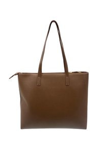 Borsa a spalla in pelle marrone con due manici lunghi e chiusura con zip superiore su sfondo bianco.