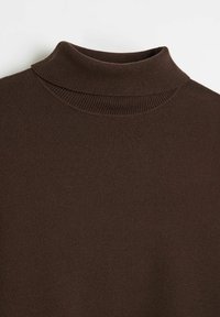 Ciemnobrązowy dziergany golf z prążkowanym kołnierzem i gładką teksturą tkaniny.