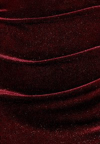 Bordeauxrode fluwelen stof met een zachte glans, met vloeiende golven en een rijke textuur versterkt door subtiele fonkeling overal.