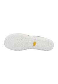 Kenkien pohja, jossa on valkoinen kumipohja, joka sisältää tekstitettyä kuviota. Keltainen Vibram-logo sivulla. Suunniteltu tarjoamaan pitoa ja vakautta.