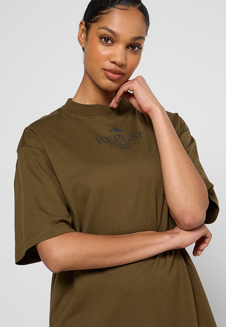 Olivegrünes Baumwoll-T-Shirt mit lockerer Passform, Rundhalsausschnitt und kurzen Ärmeln. Mit großem, zentriertem "REPLAY"-Logo in Dunkelblau.