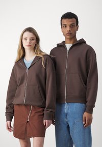 Jack & Jones PREMIUM JPRBLUHARVEY ZIP HOOD UNISEX - Cipzáras pulóver - chocolate brown