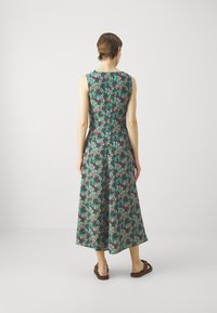 Vestido sin mangas con estampado floral en verde, con acentos en rojo y rosa, que se abre hasta una longitud midi, con un cuerpo ajustado y una textura suave.
