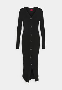 Robe en maille côtelée noire avec manches longues, col en V et fermeture boutonnée à l'avant ornée de détails en anneaux argentés, avec une fente latérale à l'ourlet.