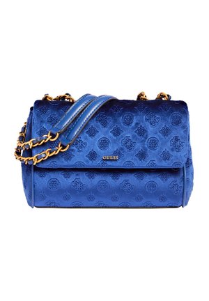 Sac à main Guess en velours bleu avec motif floral embossé, bandoulière chaîne dorée et épaulières en cuir sur fond blanc.