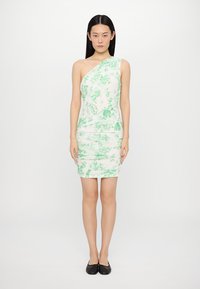 Robe à une épaule verte à imprimé floral, fabriquée en tissu léger, silhouette ajustée et texture froncée, se terminant au-dessus du genou.