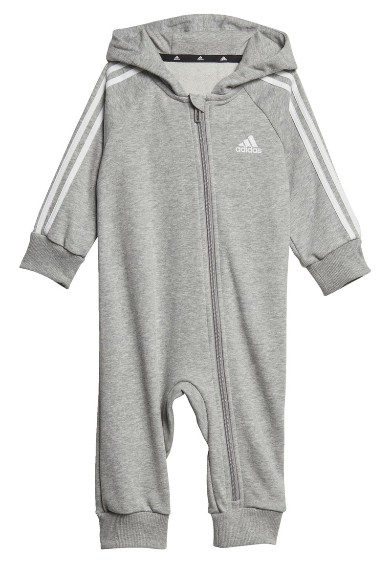 Monos antiarrugas de bebé con capucha de color gris claro, con cremallera frontal, logo de Adidas en blanco en el pecho y rayas blancas a lo largo de las mangas.