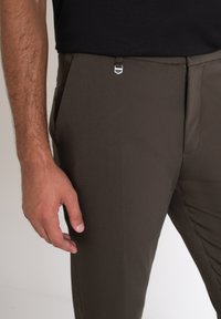 Antony Morato THOM IN STRETCH BLEND FABRIC - Pantalones chinos - dark army
