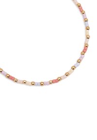 Collana di perline colorate con morbide perline quadrate pastello in rosa, lavanda e beige, intervallate da brillanti dettagli rotondi dorati.