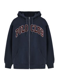Felpa con zip di colore blu navy, con la scritta "POLO CLUB" in bianco e bordeaux. Realizzata in tessuto morbido, dotata di tasca a marsupio e cappuccio con cordini.