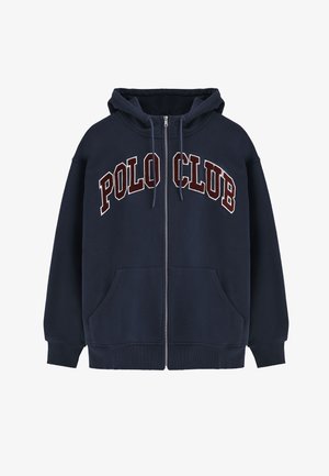 Marineblauwe rits hoodie met de tekst "POLO CLUB" in wit en bordeauxrood. Gemaakt van zachte stof en voorzien van een kangoeroezak en een capuchon met koord.