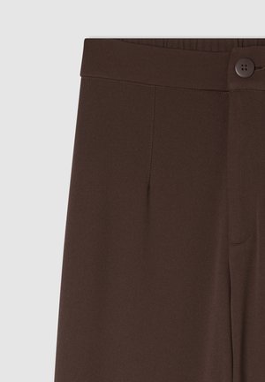 Pantaloni marroni realizzati in tessuto liscio, con un taglio dritto, chiusura a un bottone e pieghe ben cucite sul davanti.