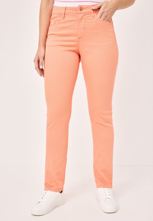 Pfirsichfarbene Skinny-Jeans aus einem Baumwollmix, mit einem Knopf- und Reißverschluss vorne, fünf Taschen und einer glatten Textur.