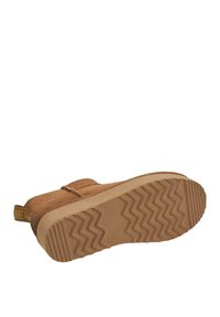 Stivale in suede marrone con suola in gomma testurizzata caratterizzata da un motivo a zigzag. Include un ansa per facilitare l'indossamento, con dettagli di cucitura in risalto.