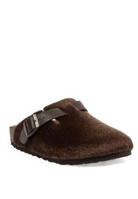 Zueco de fieltro marrón con dos correas de cuero ajustables, punta redondeada y suela texturizada. Superficie suave con costuras mínimas.