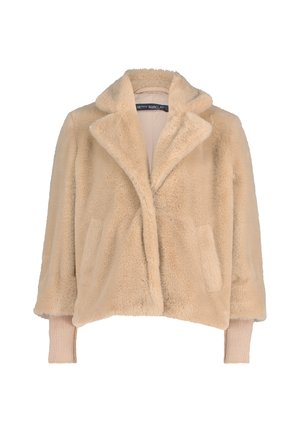Beige nepbontjas met een kraag, open voorkant en twee voorzakken. Heeft ribgebreide manchetten en een zachte, gestructureerde oppervlakte.