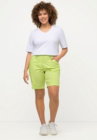 Ulla Popken BERMUDA STYLE POCHES CEINTURE CONFORTABLE - Shortsit - light green