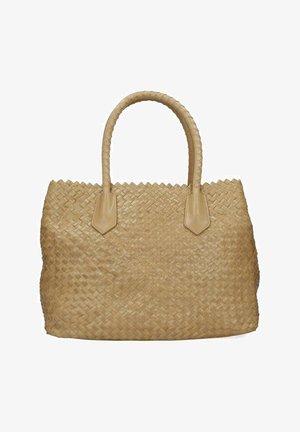 Bolso trenzado en tonos marrones con dos asas resistentes, que presenta una superficie texturizada y una forma rectangular. Acentos de cuero liso en las asas.
