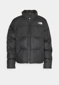 Giubbotto puffer nero con colletto alto, caratterizzato da pannelli cuciti orizzontalmente, chiusura a zip e un piccolo logo sul petto sinistro.