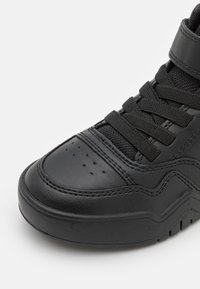Zwarte hoge sneakers met een bovenkant van glad leer, stoffen veters en een gestructureerde rubberen zool met opvallende stiksels.