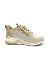 Sneaker beige con tomaia in rete testurizzata, dettagli in oro metallizzato, chiusura con lacci frontale, zip laterale e suola bianca e beige imbottita.