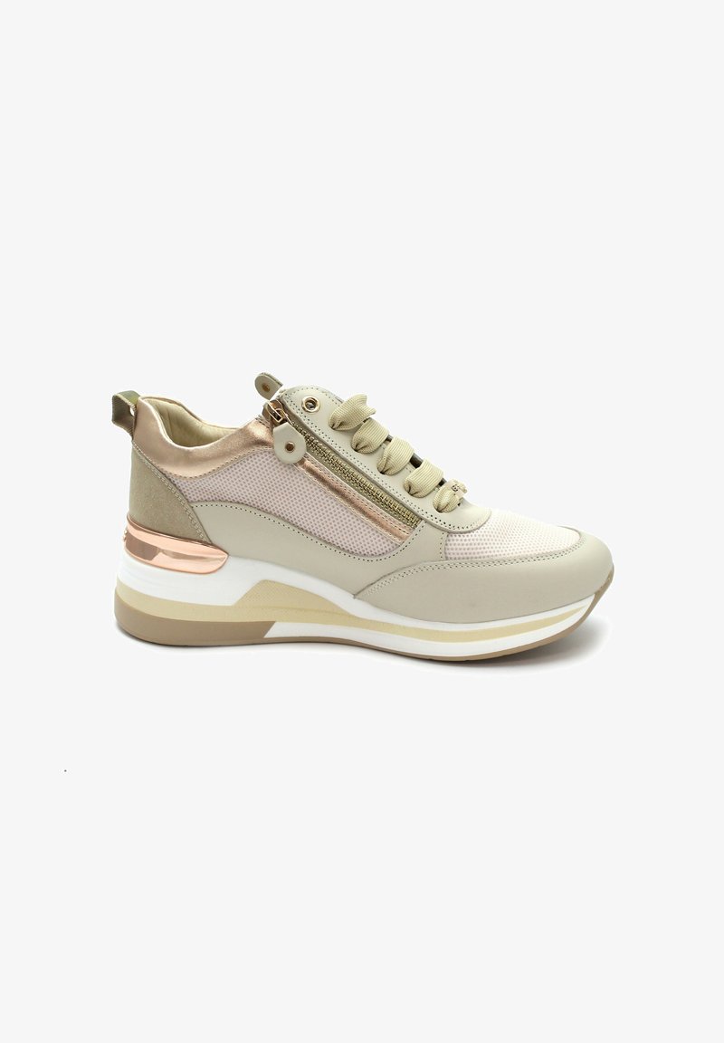Sneaker beige con tomaia in rete testurizzata, dettagli in oro metallizzato, chiusura con lacci frontale, zip laterale e suola bianca e beige imbottita.