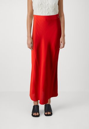 Jupe maxi en satin rouge avec une texture lisse et un léger éclat, présentant un design minimaliste et un simple détail de bouton sur le côté.