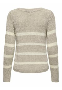 Pull en tricot beige avec des rayures blanches horizontales, des manches longues, un col rond et une finition en tissu texturé.