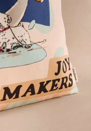 Nahaufnahme eines Stoffes mit einer Illustration eines Dalmatiners auf einem blauen Fleck und dem Schriftzug "JOY MAKERS" in fetten schwarzen Buchstaben.