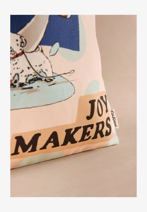 Közelkép egy anyagról, amelyen egy Dalmatain kutya illusztrációja látható kék folton, valamint a "JOY MAKERS" szöveg vastag fekete betűkkel.