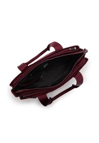 Sac zippé bourgogne avec double poignées, côtés texturés et intérieur sombre. Comprend une poche intérieure et un tissu lisse.