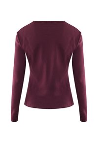 Langärmliger, gerippter Strickpullover in tiefburgunder, von hinten gezeigt mit etwas weitem Ausschnitt und taillierter Passform.