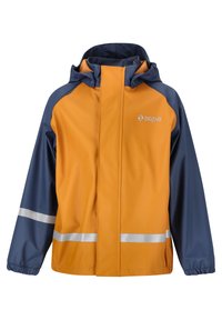 Orange og marineblå regnjakke med lynlås foran, hætte og reflekterende sølvstriber på ærmerne og den nederste kant. Lavet af vandtæt materiale.