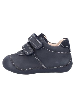Chaussure pour tout-petit bleu foncé avec deux bandes velcro ajustables et détails de couture blancs, conçue pour le confort et la facilité à porter.