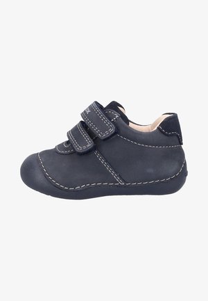 Chaussure pour tout-petit bleu foncé avec deux bandes velcro ajustables et détails de couture blancs, conçue pour le confort et la facilité à porter.