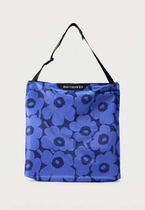 Blå shopper taske med stort mørkeblåt blomsterprint og justerbar sort skulderrem, mærket "marimekko" øverst i midten.