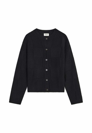 Zwarte gebreide cardigan met een vierkante textuur, ronde halslijn en een sluiting aan de voorkant met zes knopen. Geribbelde zoom en manchetten.