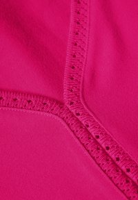 Tessuto sportivo fucsia con una texture liscia, caratterizzato da un elegante bordo in pizzo e dettagli di cucitura lungo le cuciture, che mettono in risalto il colore vibrante.