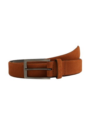 Ceinture en daim marron avec une boucle en métal brossé, présentant une texture lisse et un design classique. Longueur ajustable avec des accents de couture.