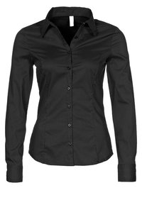 Camicia nera a maniche lunghe realizzata in tessuto morbido; presenta un colletto a punta, bottoni frontali e una vestibilità sartoriale con orlo curvo.