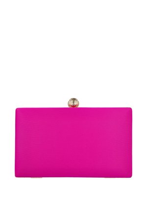 Bolso clutch rectangular de color rosa brillante con un cierre dorado en forma de concha en la parte superior, mostrado sobre un fondo blanco.