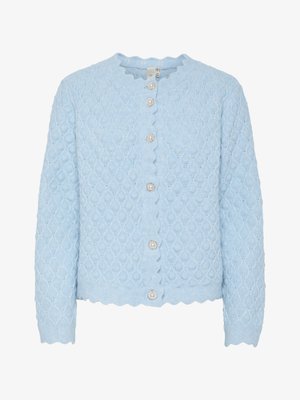 Cárdigan de punto azul claro con patrón de diamantes, bordes en forma de ondas y cinco botones redondos similares a perlas. Mangas largas y longitud corta.