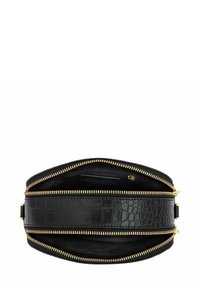 Czarna torba ze skóry tłoczonej w krokodyla z złotymi suwakami, posiadająca liczne przegrody i gładką teksturę.