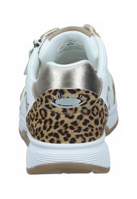 Zapato deportivo blanco con una parte trasera de estampado de leopardo, acentos metálicos dorados y suela de goma texturizada. Incluye una correa ajustable para un mejor ajuste.