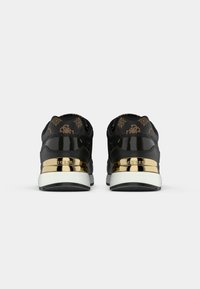 Svart sneakers med gullfargede aksenter, teksturert lær overdel, mønstrede detaljer og en hvit såle. Har en merkevarelogo på hælen.