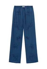 Blåvida byxor med dragsko i midjan, prydda med broderade blommönster i mörkare nyanser över hela tyget.
