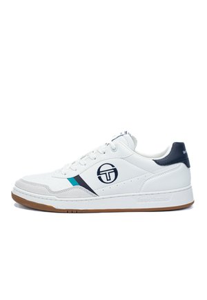 Sneaker bianche con parte superiore in pelle liscia, accenti blu navy sul tallone e sul logo, striscia turchese, suola in gomma e design con punta rotonda.