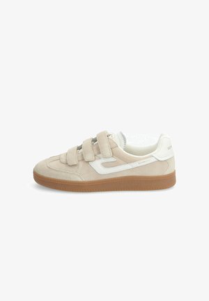 Beige Wildleder-Sneaker mit drei verstellbaren Riemen, weißen Akzenten und einer braunen Gummisohle. Verfügt über eine abgerundete Zehenpartie und eine glatte Textur.